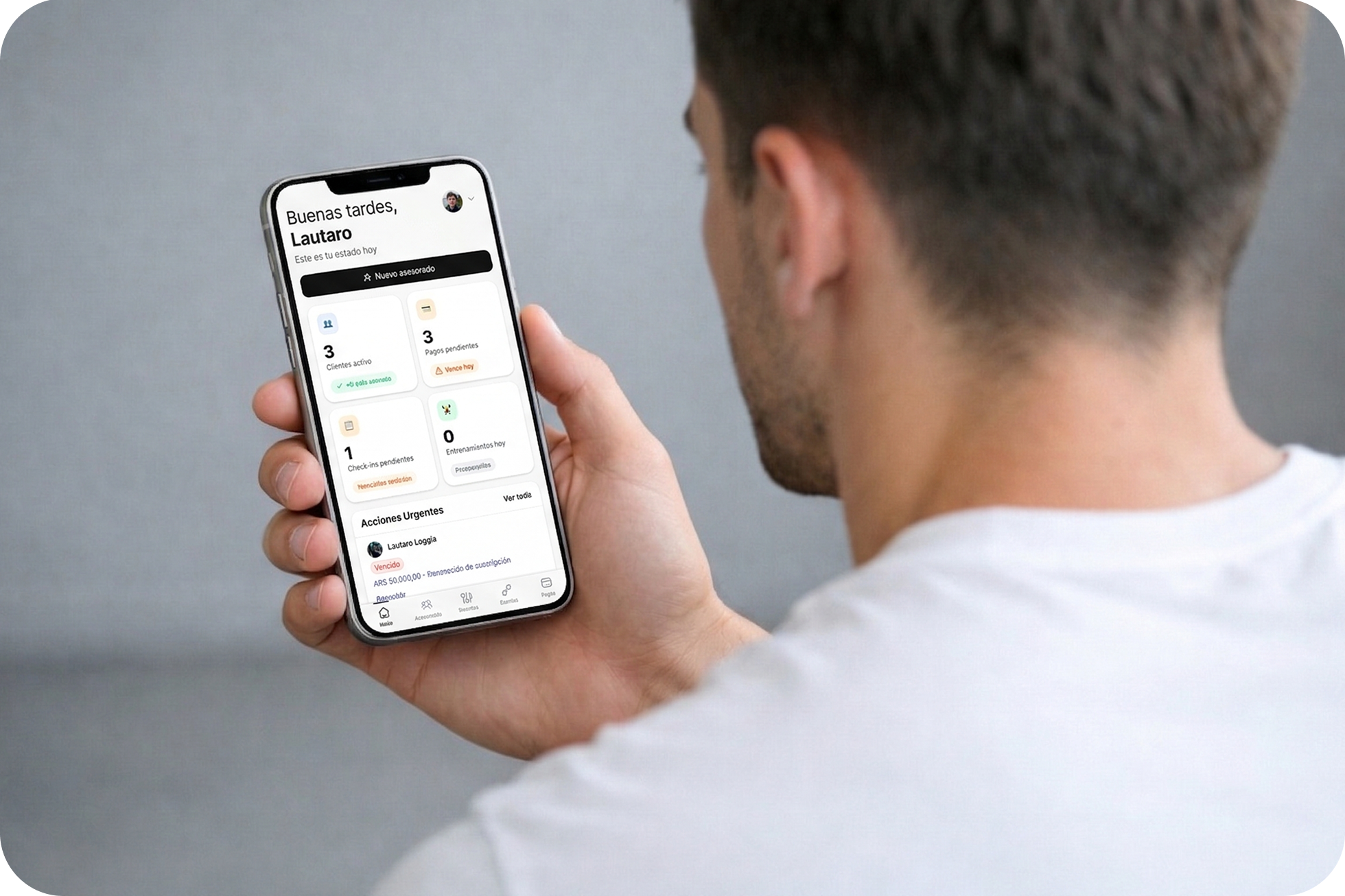 Dashboard del coach con métricas y acciones urgentes